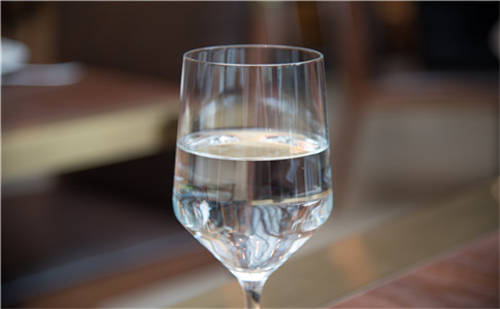 不同价位的白酒之间有什么区别，接待客人用什么酒好(图1)